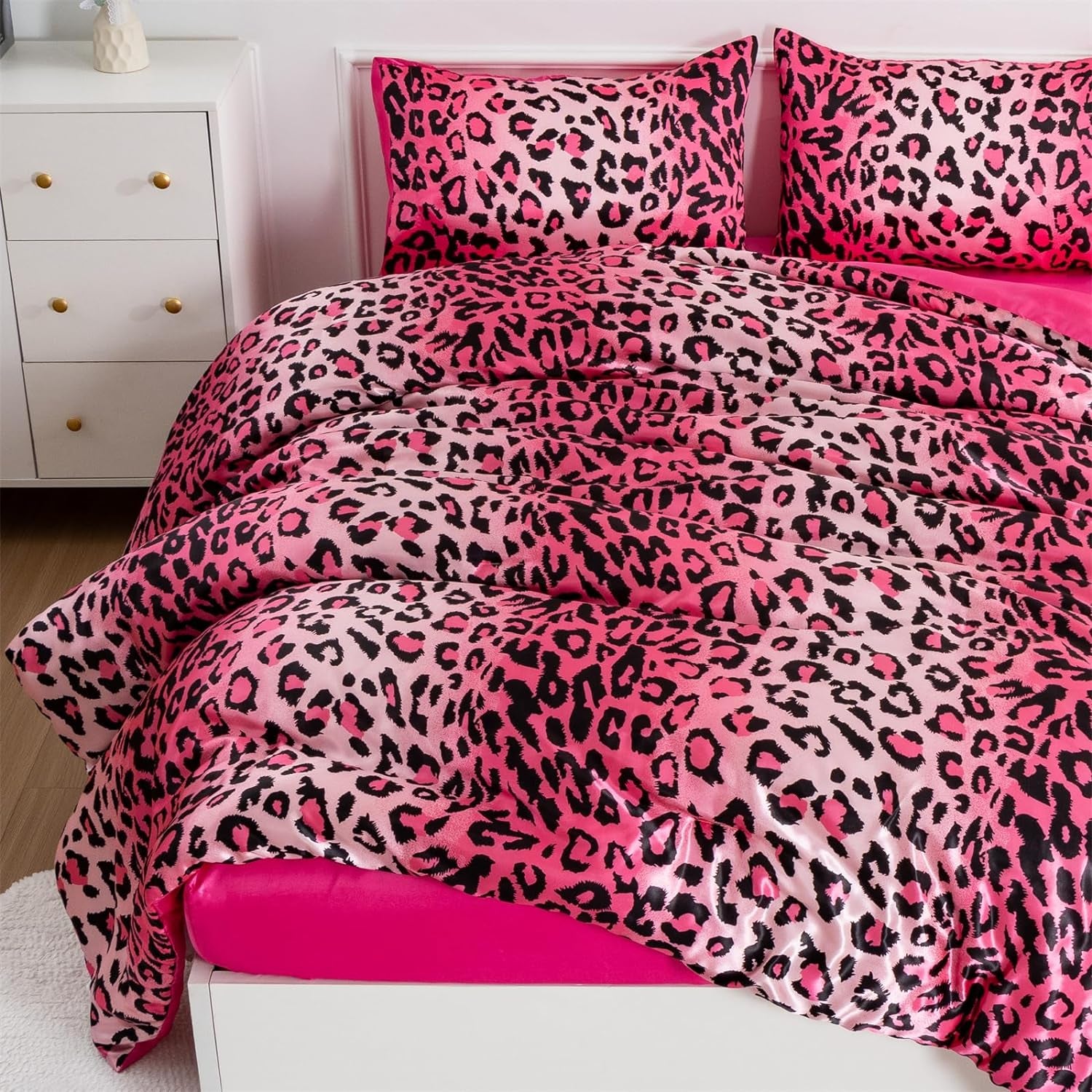 Leopard Printed，Satin Silky Soft Quilt Sexy Luxury Super Soft Microfiber Comforter Quilt Bedding Comforter Set Full/Queen, Light Weighted (Pink, Queen(88-By-88-Inches))