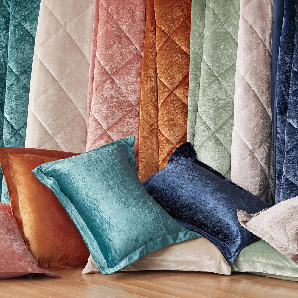 Isabel (4-Piece) Teal Polyester King/California King Velvet Comforter Set with Throw Pillow